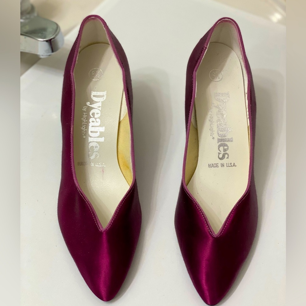 Dyeables vintage women’s purple heels size 8.5M, in great condition. Low heels